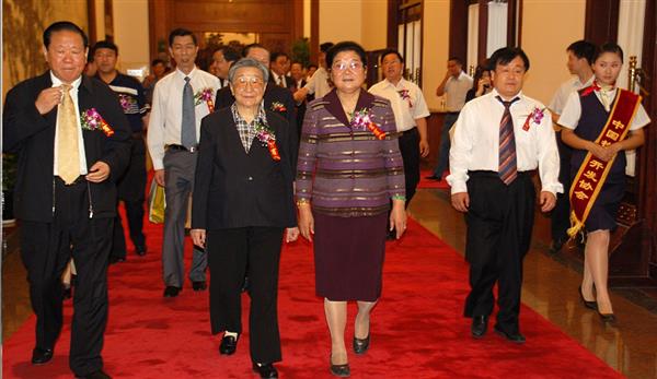 全國政協副主席錢正英（左一）、十五屆中央委員顧秀蓮（左三）、國務院扶貧主任，政協常委胡富國（左一）、北方汽車專修學校曹振峰董事長（右一）在人民大會堂共同出席北方學校七千萬扶貧工程