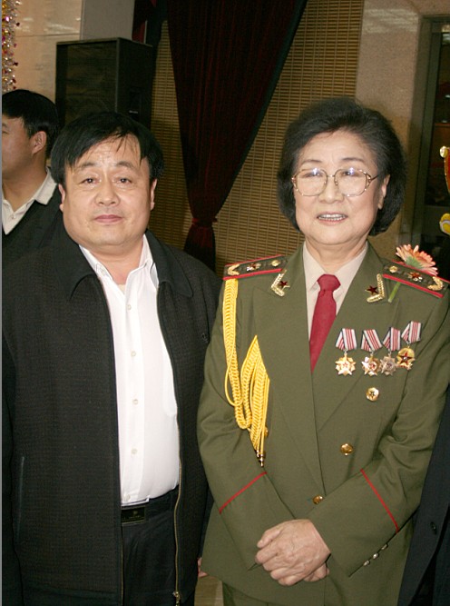 全國一級演員，政協委員馬玉濤（右一）與曹振峰同志合影